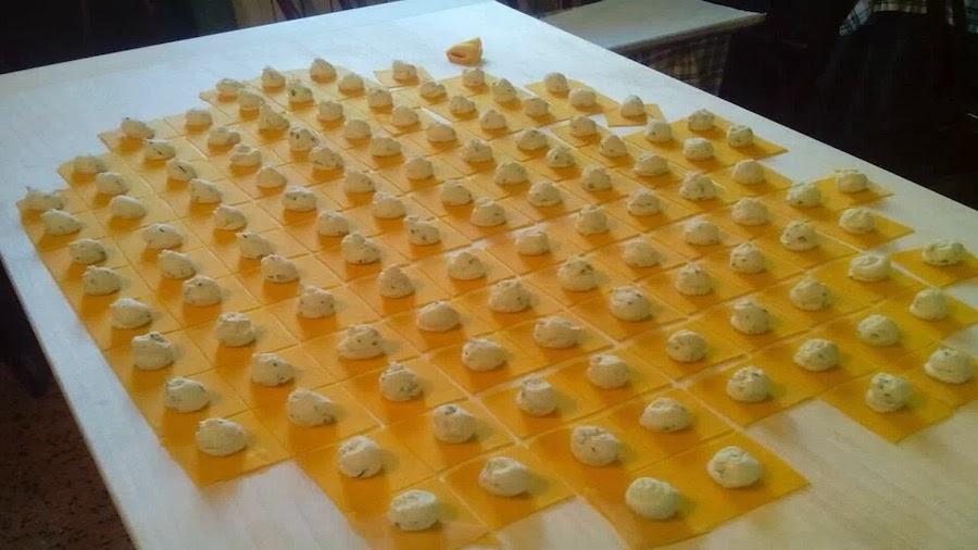 Questa immagine ha l'attributo alt vuoto; il nome del file è preparazione-tortelloni.jpg